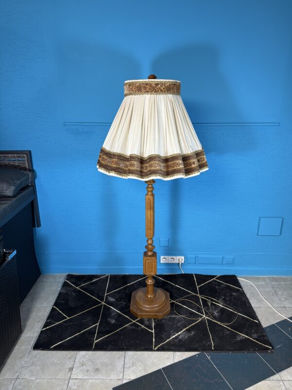 Stojací lampa dub.