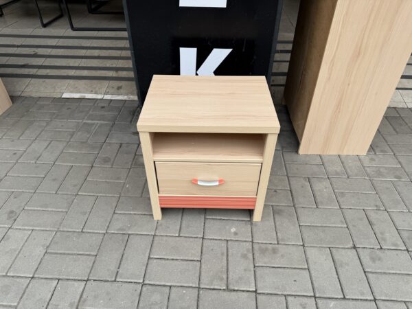 Noční stolek oranž.