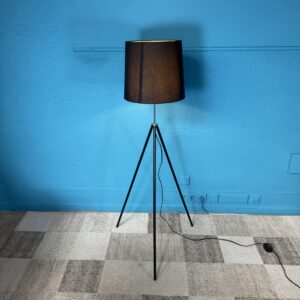 Stojací lampa černá