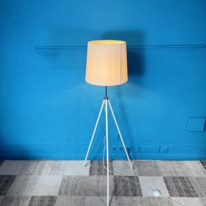 Stojací lampa bílá
