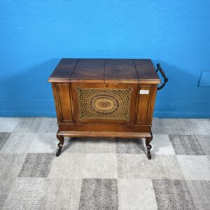 Barová skříňka Chippendale na kolečkách