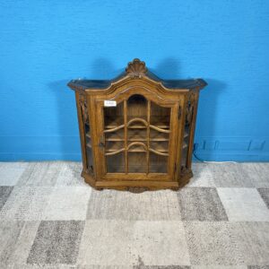 Nástěnná skříňka Louis XV vyřez. ořechové dřevo