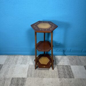 Malovaný 3 patrový stolek vintage