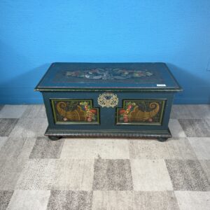 Malovaná vintage truhla