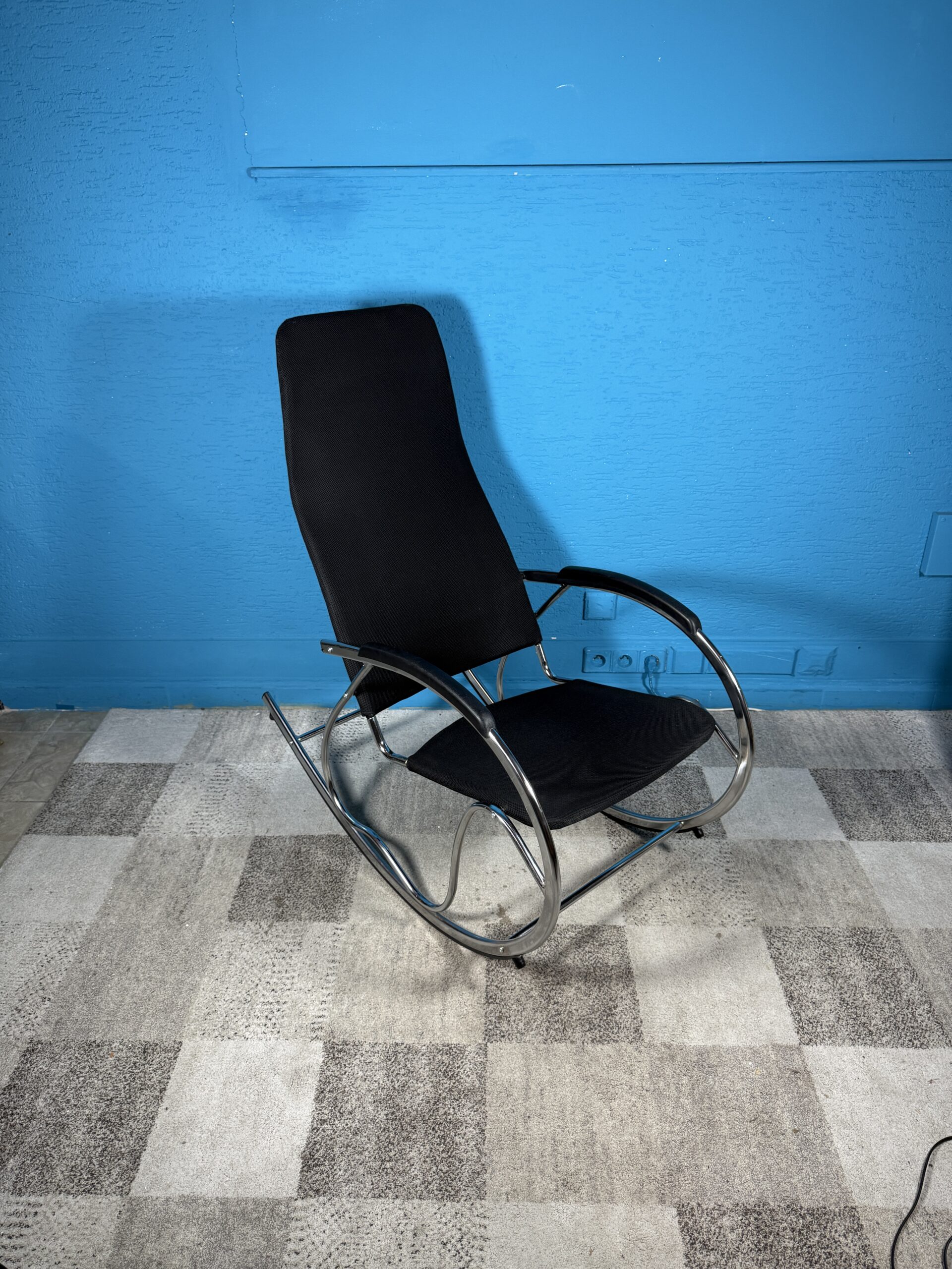 Houpací křeslo černé