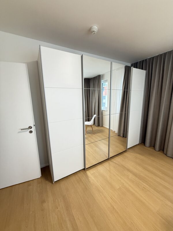 Skříň bílá s posouvacími dveřmi 270 cm - Obrázek 2