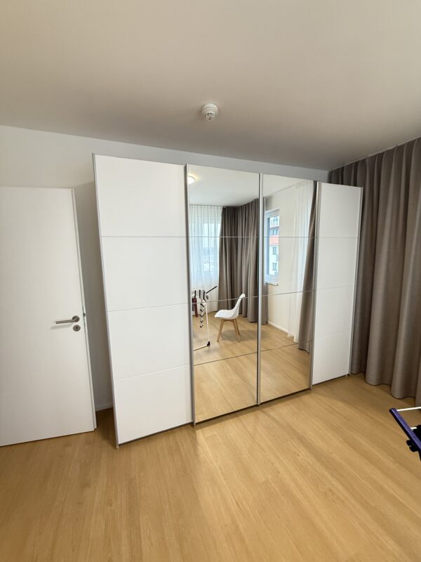Skříň bílá s posouvacími dveřmi 270 cm - Obrázek 3