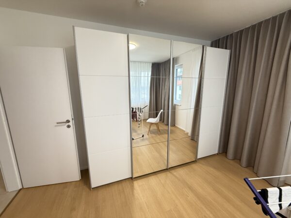 Skříň bílá s posouvacími dveřmi 270 cm - Obrázek 4