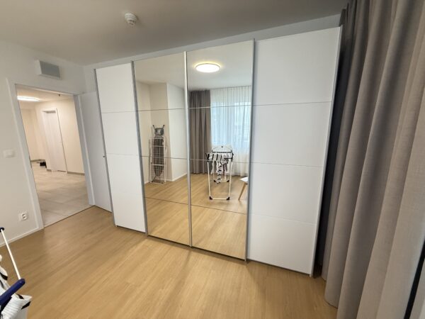 Skříň bílá s posouvacími dveřmi 270 cm - Obrázek 5