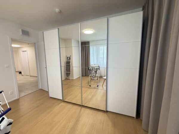Skříň bílá s posouvacími dveřmi 270 cm - Obrázek 6