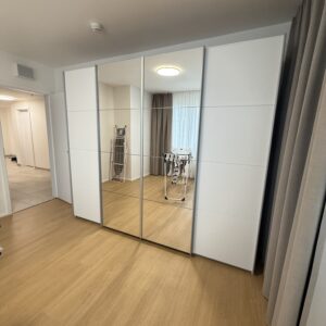 Skříň bílá s posouvacími dveřmi 270 cm