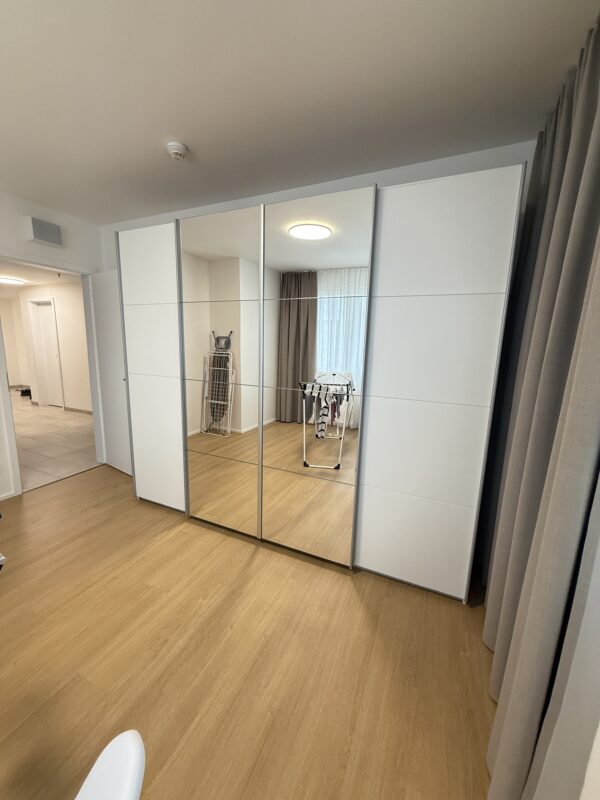 Skříň bílá s posouvacími dveřmi 270 cm
