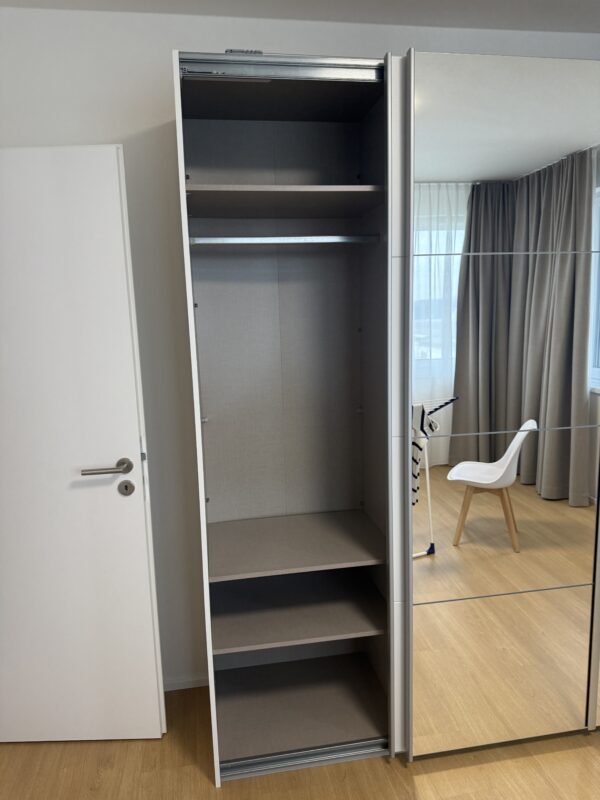 Skříň bílá s posouvacími dveřmi 270 cm - Obrázek 7