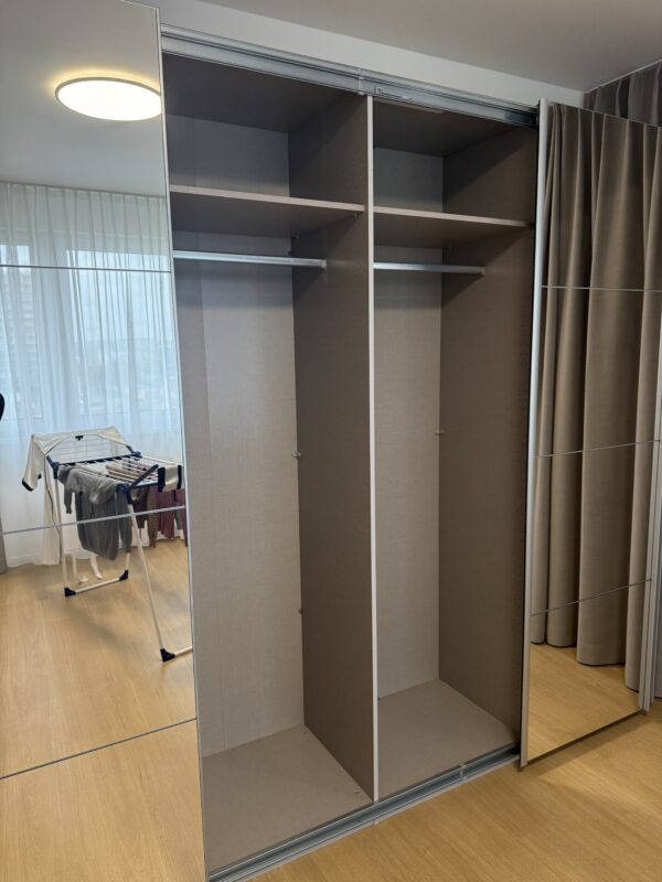 Skříň bílá s posouvacími dveřmi 270 cm - Obrázek 8