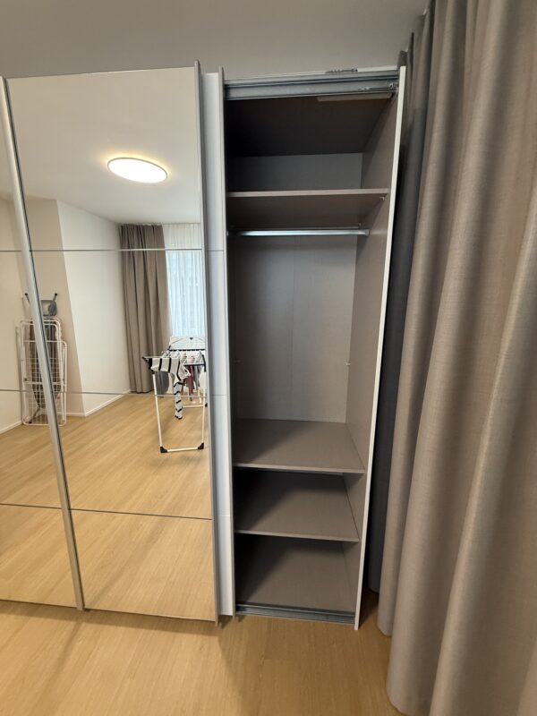 Skříň bílá s posouvacími dveřmi 270 cm - Obrázek 9