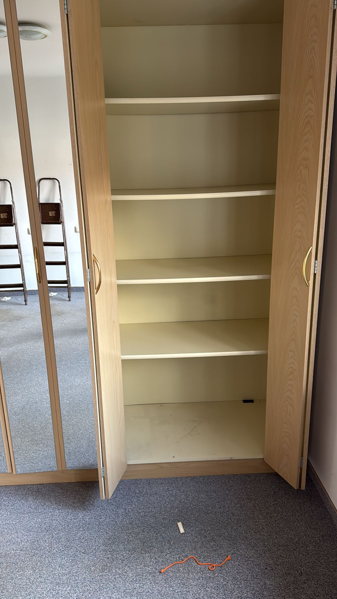 Šatní skříň 6 dveř. lámací dveře - Obrázek 4