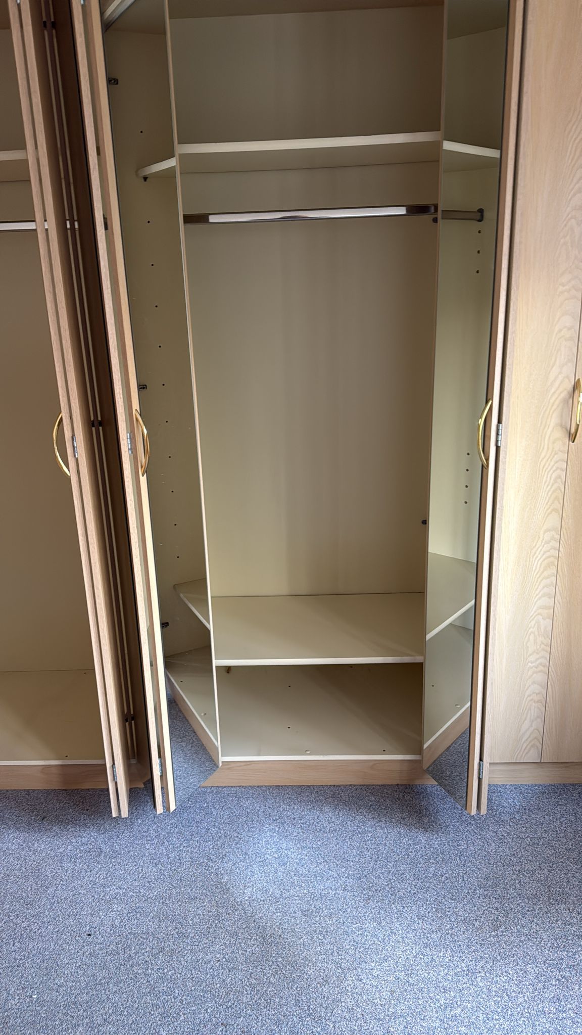 Šatní skříň 6 dveř. lámací dveře - Obrázek 3