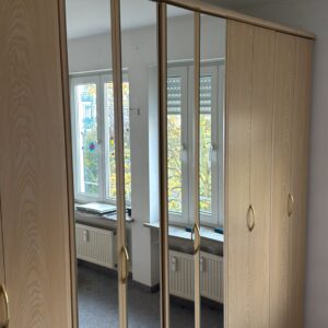 Šatní skříň 6 dveř. lámací dveře