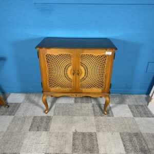 Skříňka Chippendale s výpletem