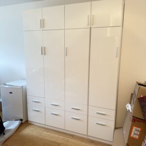 Šatní skříň CELIA bílá vysoký lesk 4 dveř.