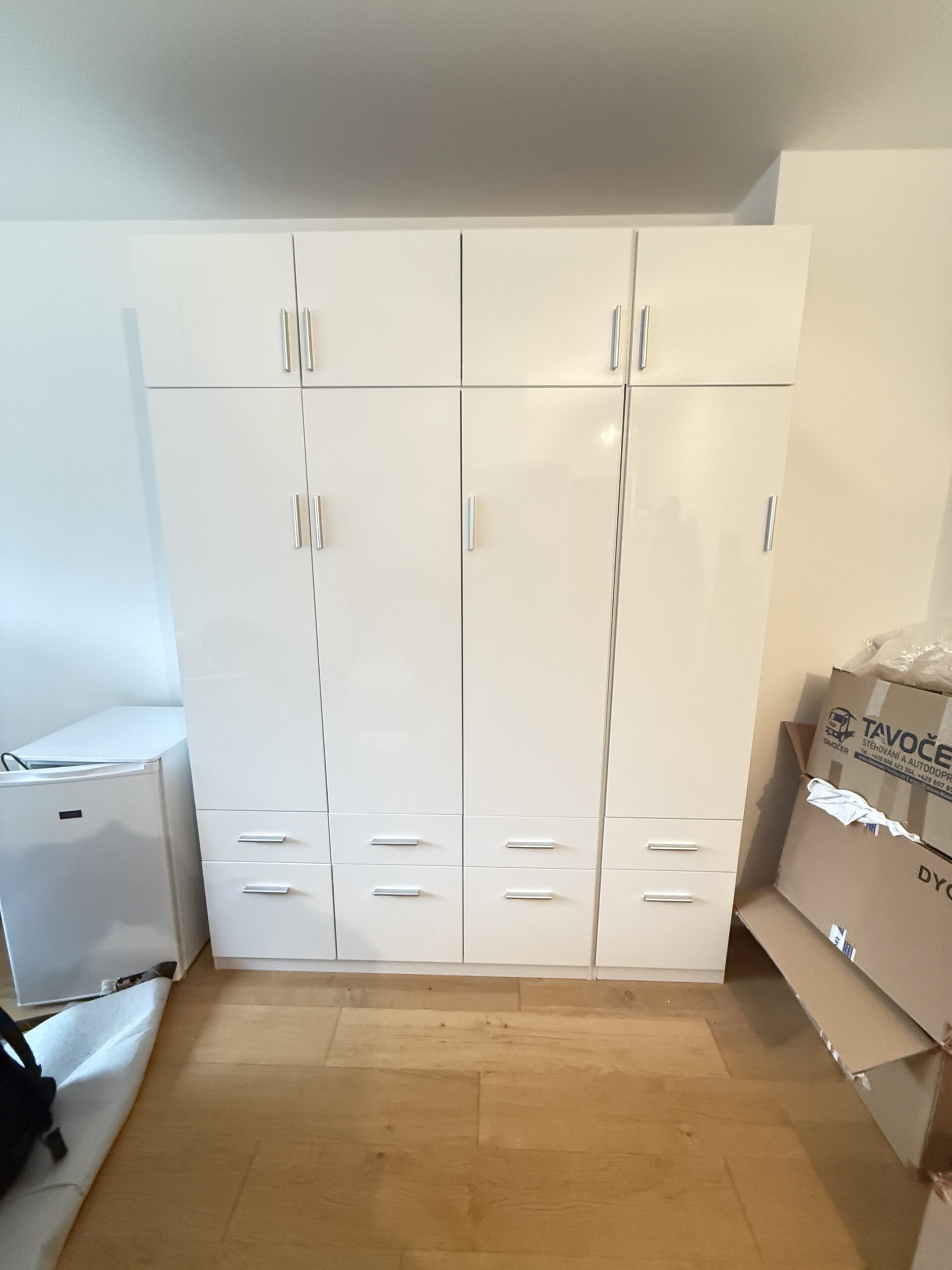 Šatní skříň CELIA bílá vysoký lesk 4 dveř. - Obrázek 2