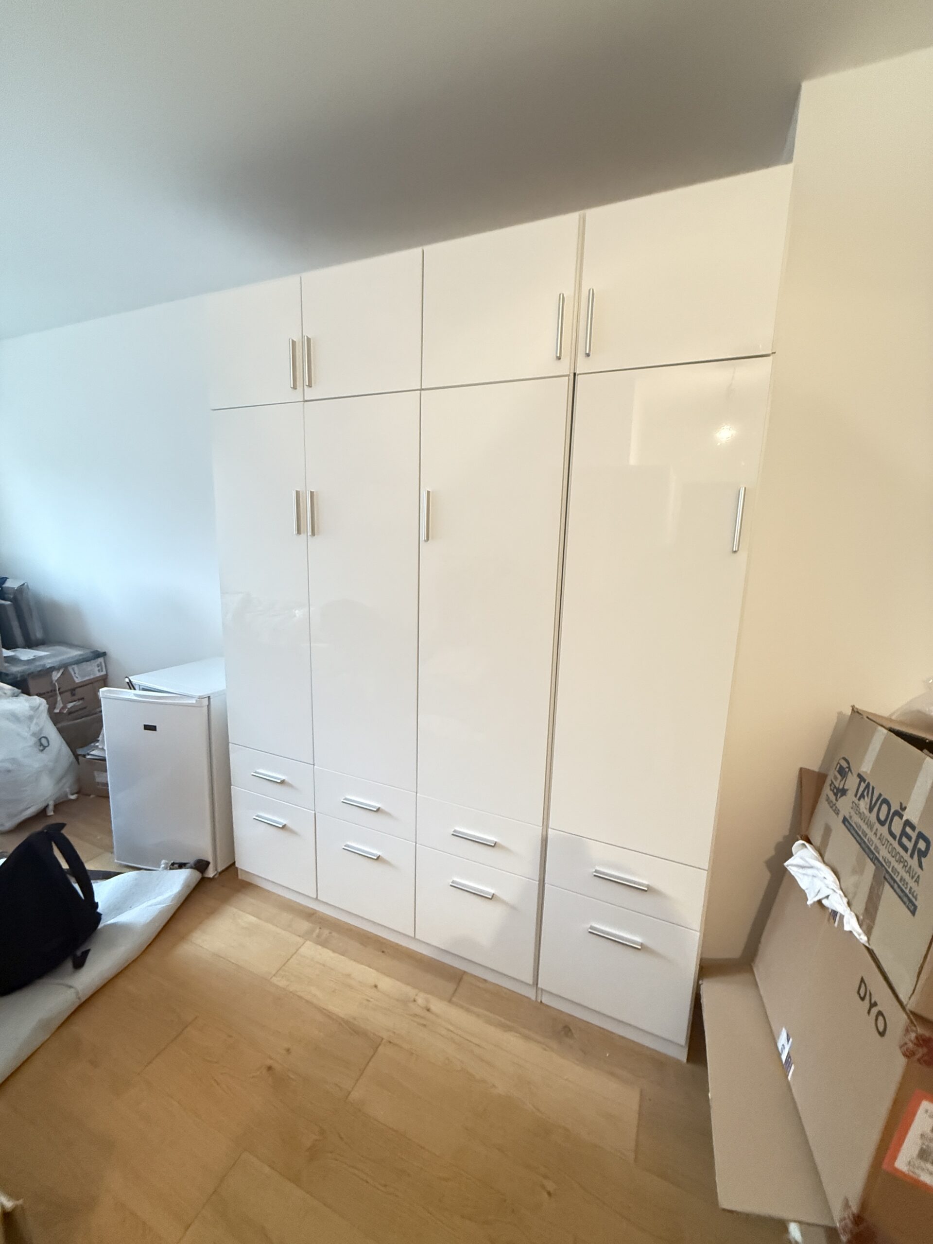 Šatní skříň CELIA bílá vysoký lesk 4 dveř. - Obrázek 3