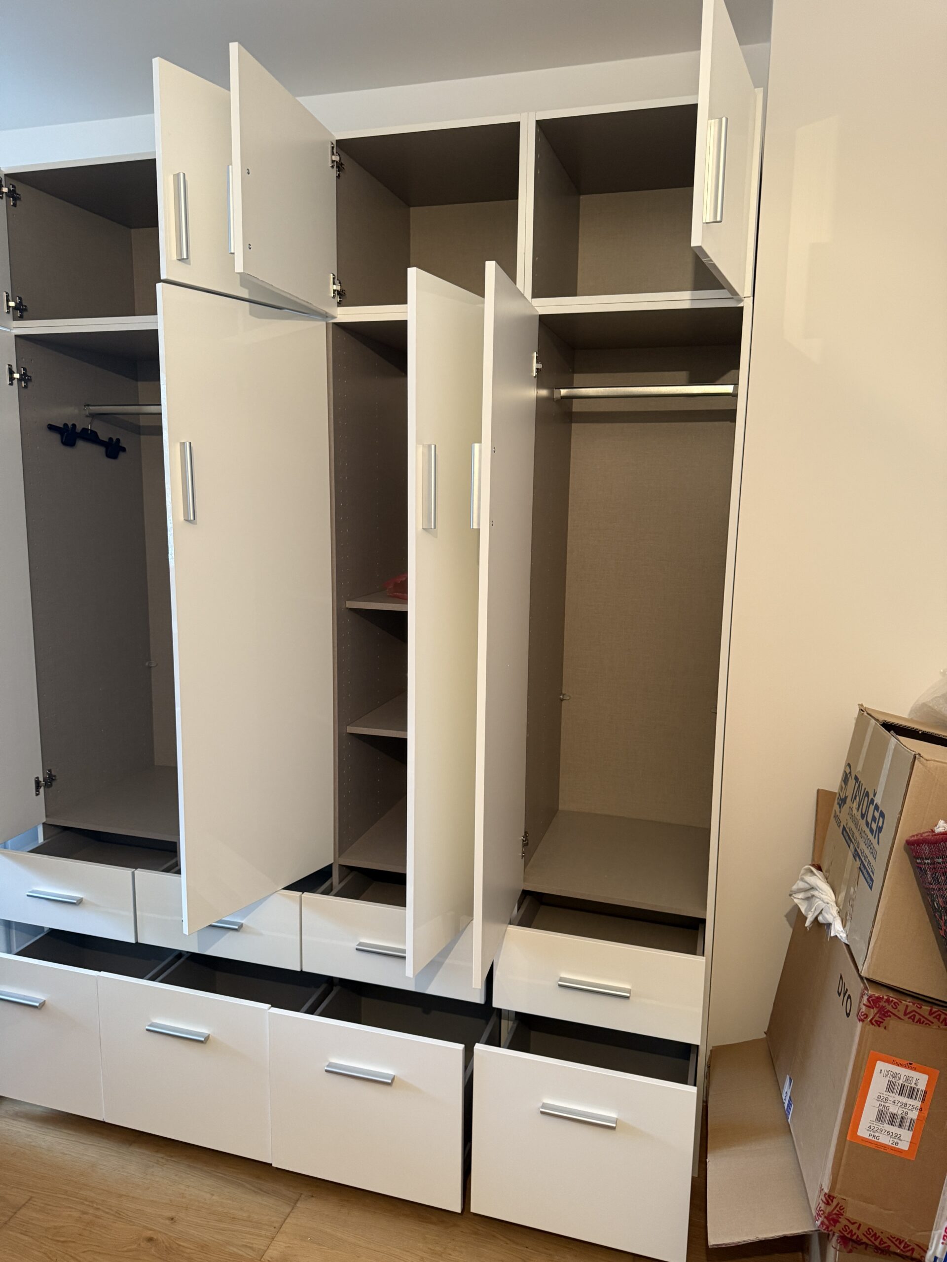 Šatní skříň CELIA bílá vysoký lesk 4 dveř. - Obrázek 4