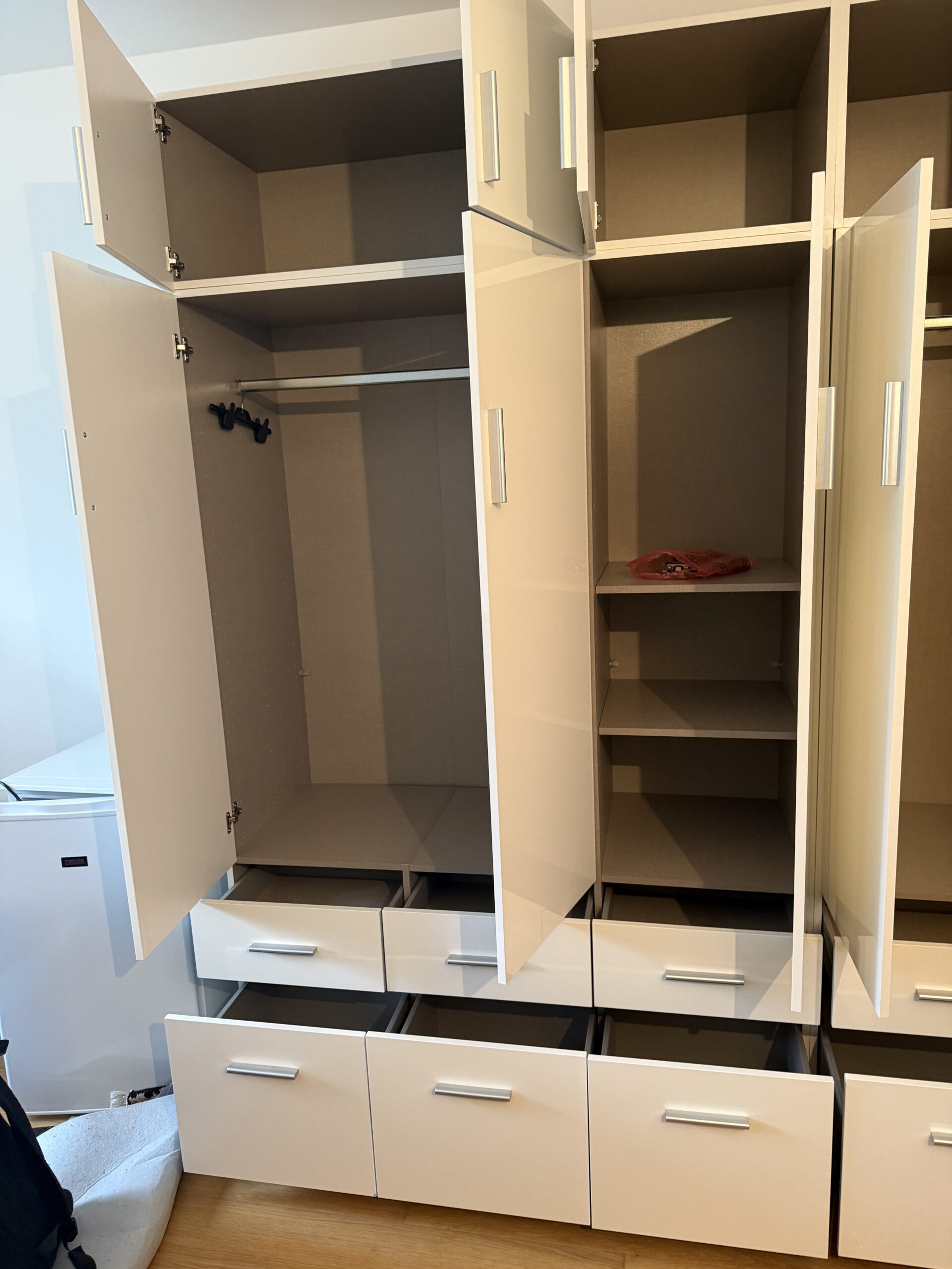 Šatní skříň CELIA bílá vysoký lesk 4 dveř. - Obrázek 5