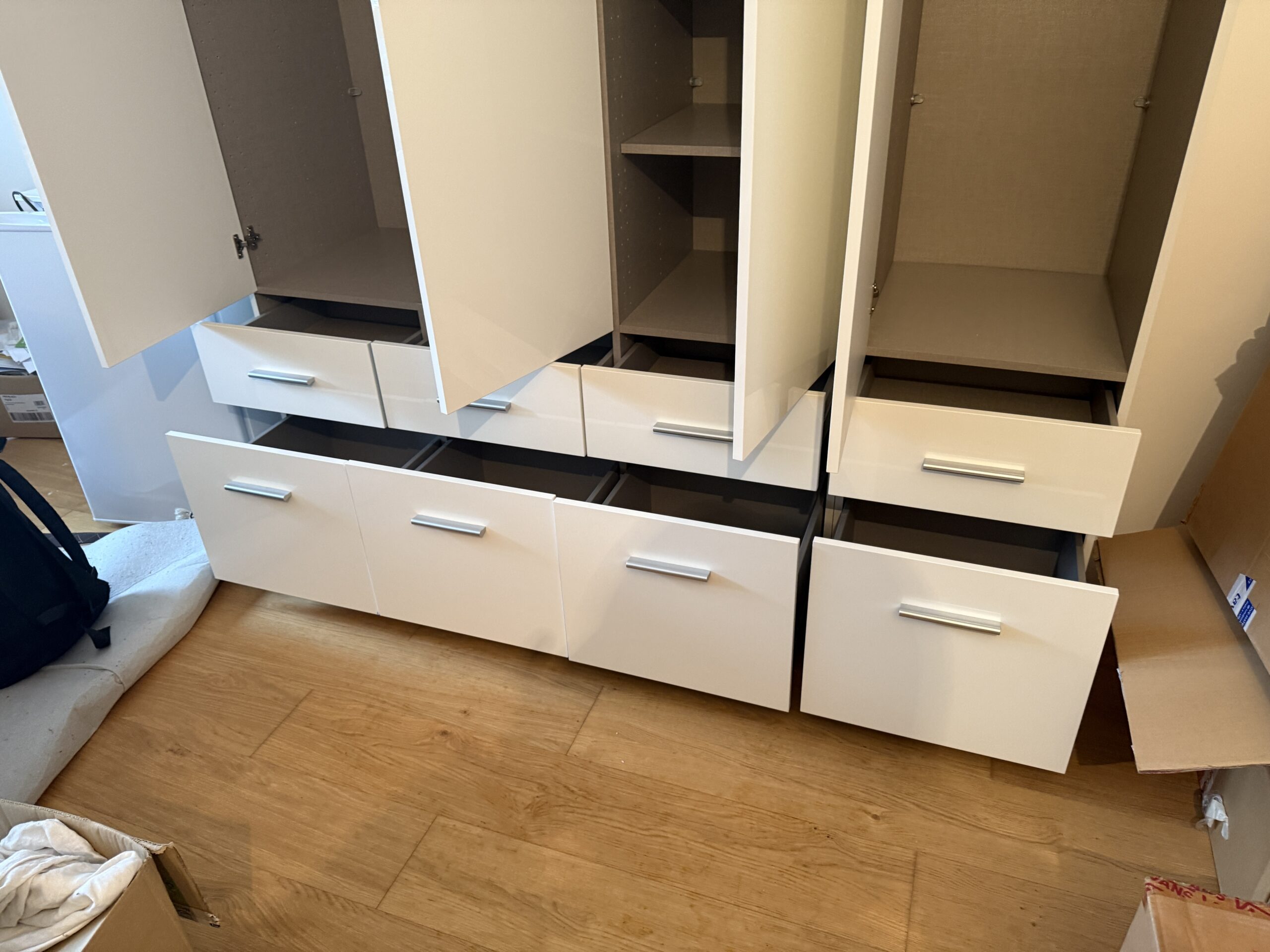 Šatní skříň CELIA bílá vysoký lesk 4 dveř. - Obrázek 6