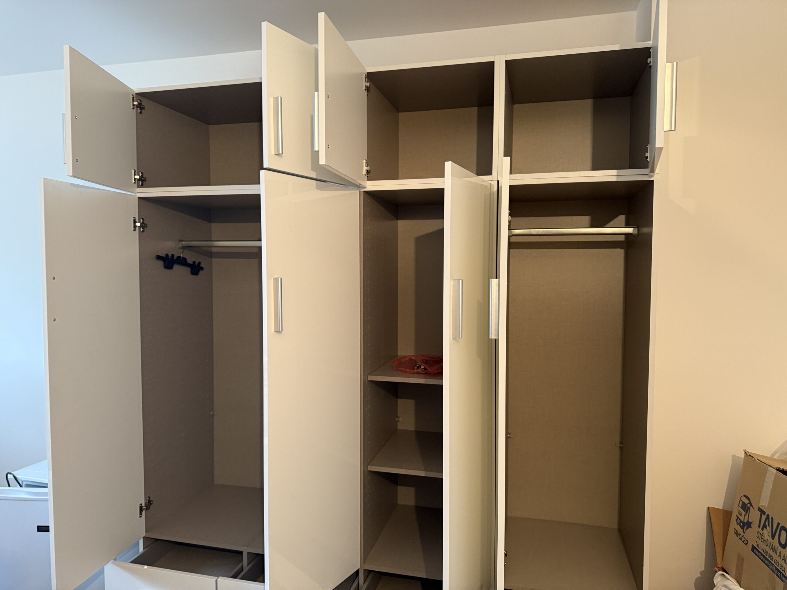 Šatní skříň CELIA bílá vysoký lesk 4 dveř. - Obrázek 7