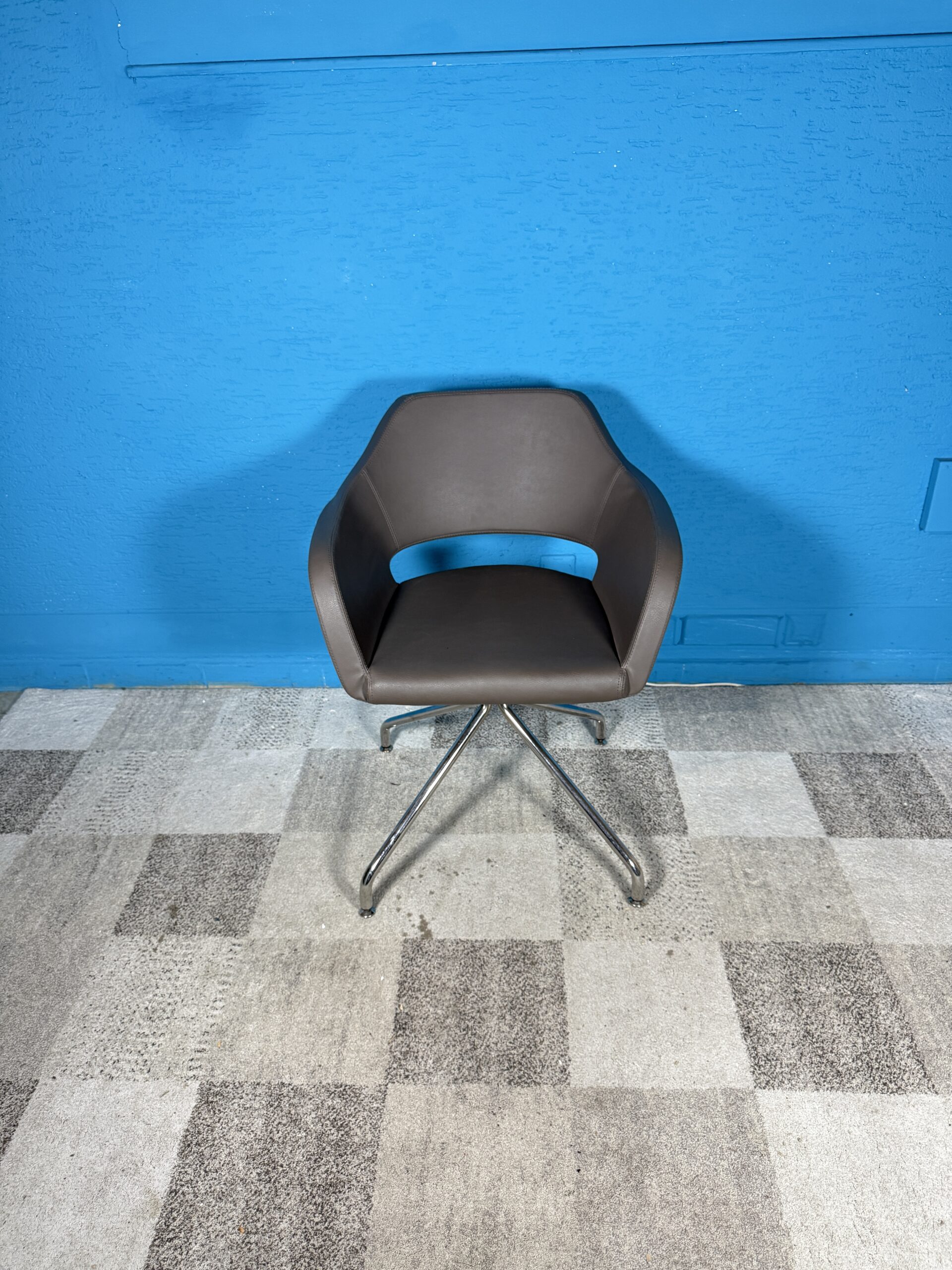 LD Seating čalouněné otočné křeslo Polo+ K-N4 2 ks