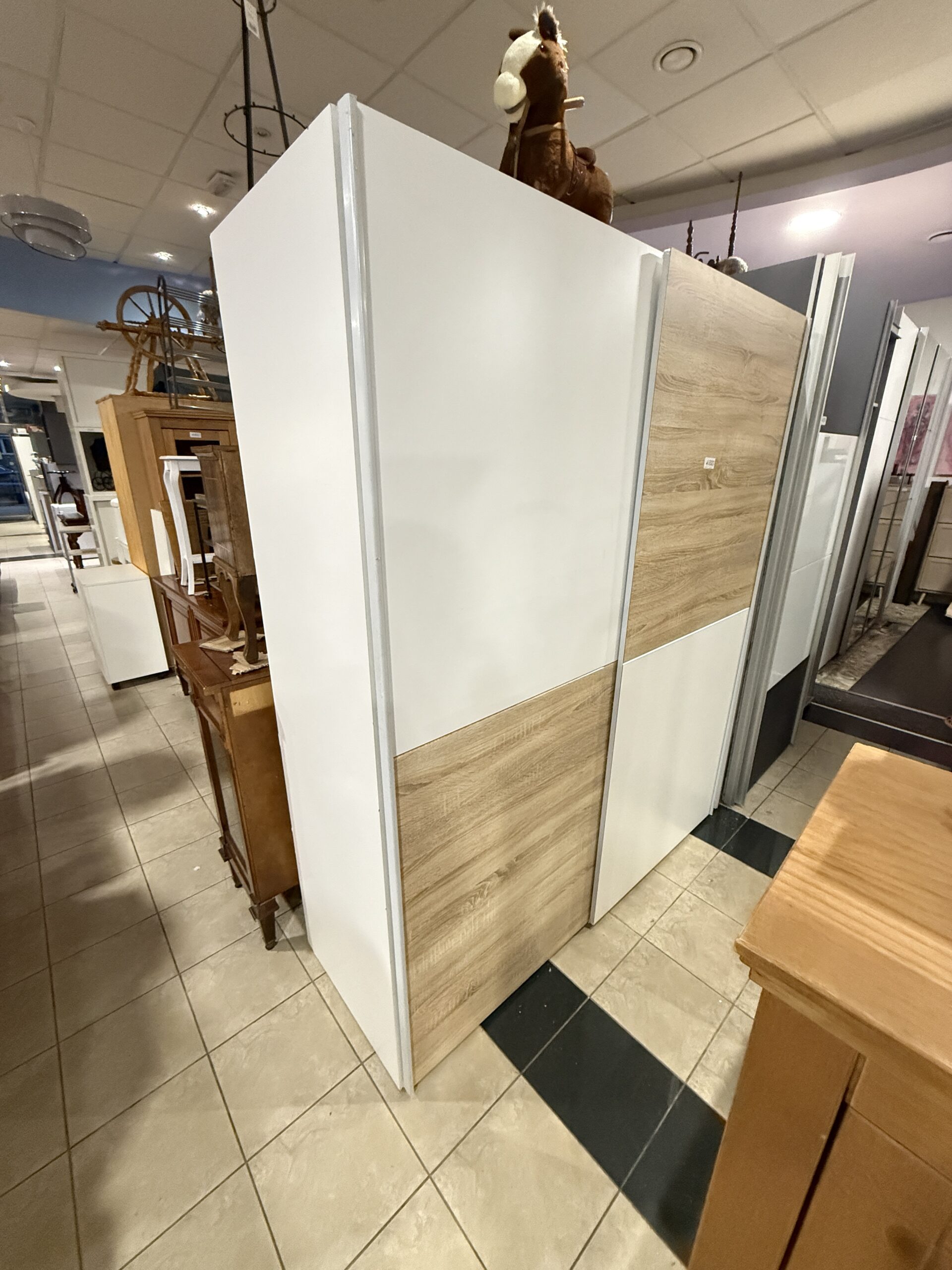 Šatní skříň bílá s posouvacími dveřmi