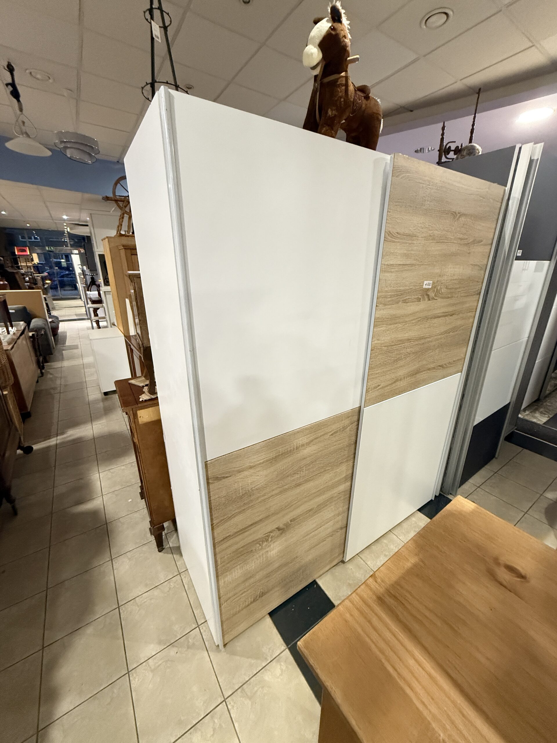 Šatní skříň bílá s posouvacími dveřmi - Obrázek 2