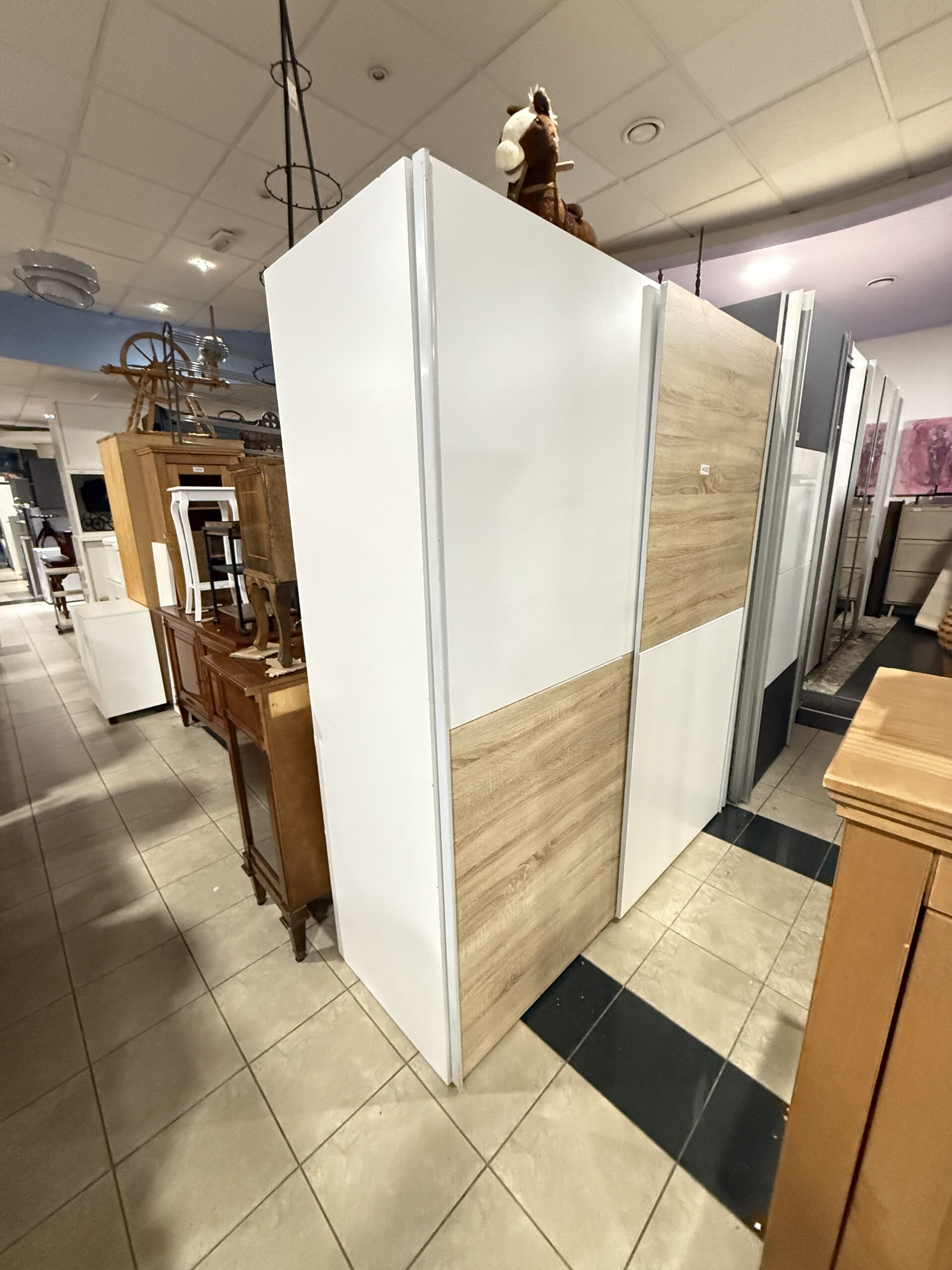 Šatní skříň bílá s posouvacími dveřmi - Obrázek 3