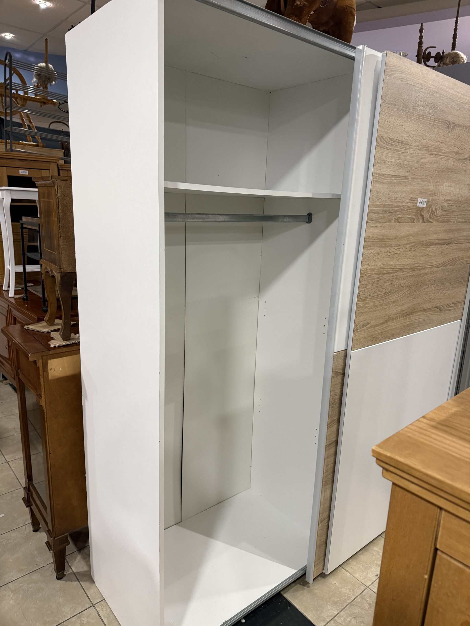 Šatní skříň bílá s posouvacími dveřmi - Obrázek 4