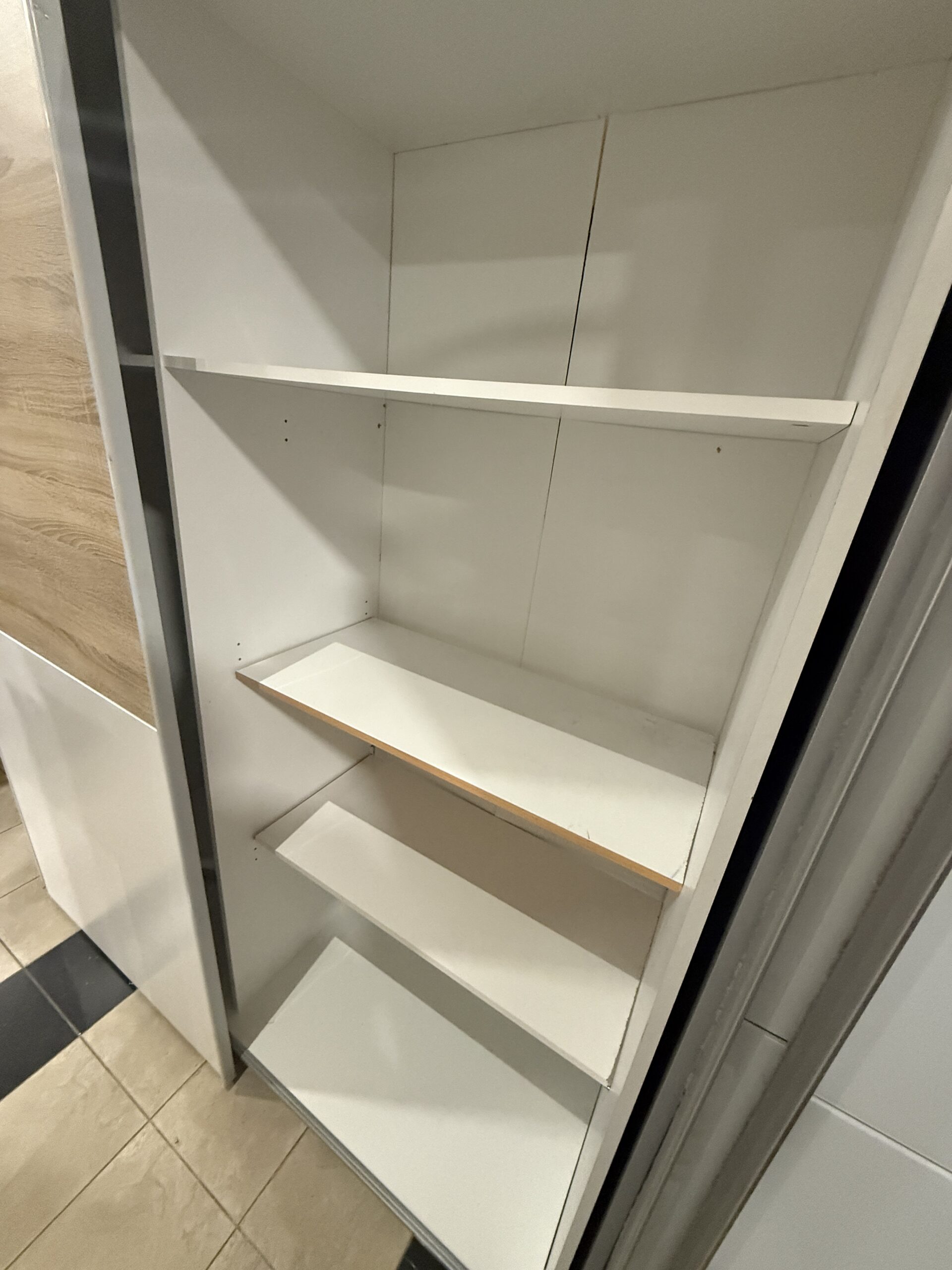 Šatní skříň bílá s posouvacími dveřmi - Obrázek 5