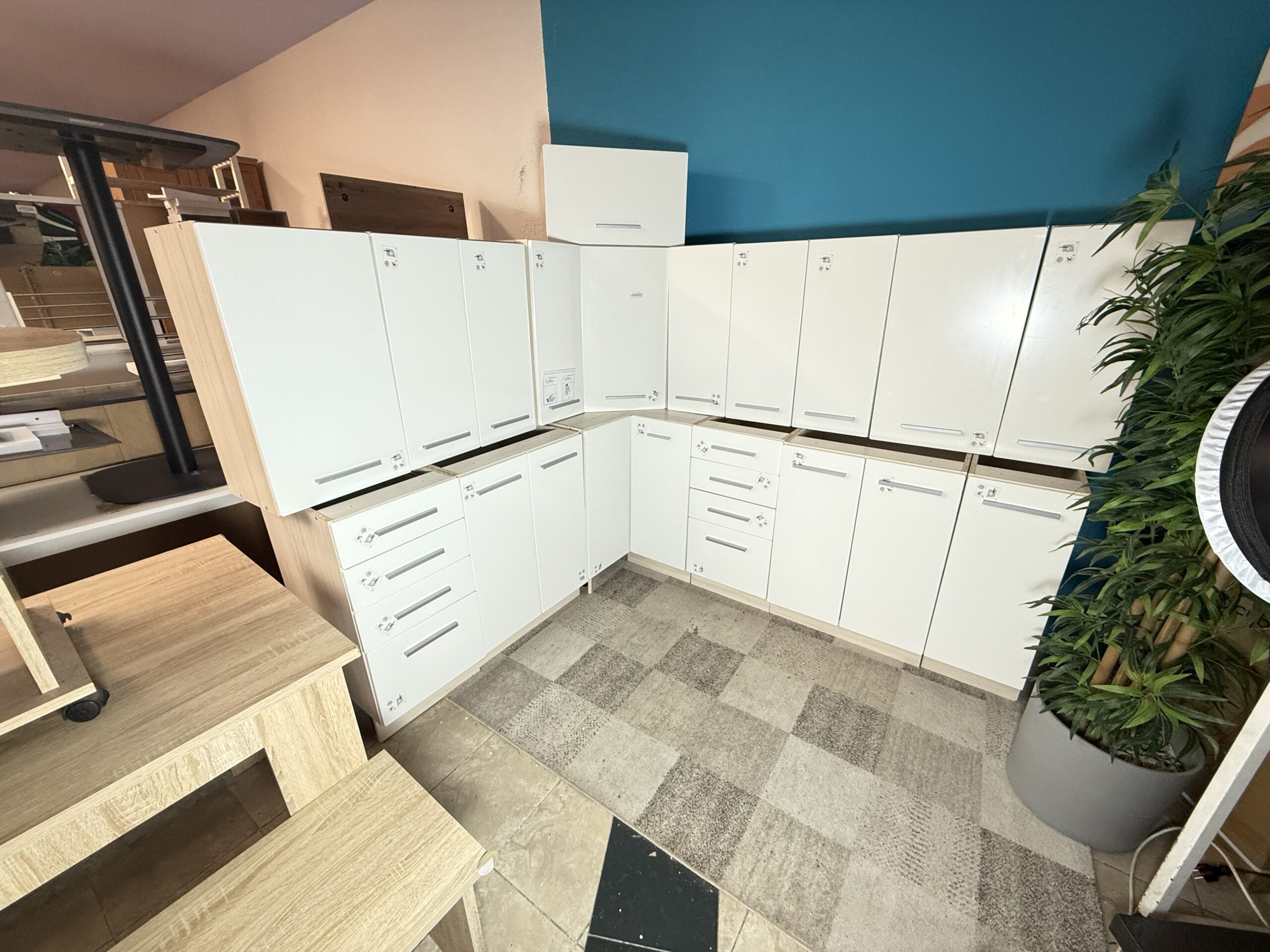 Rohová kuchyňská linka vysoký lesk NOVÁ 2. jakost