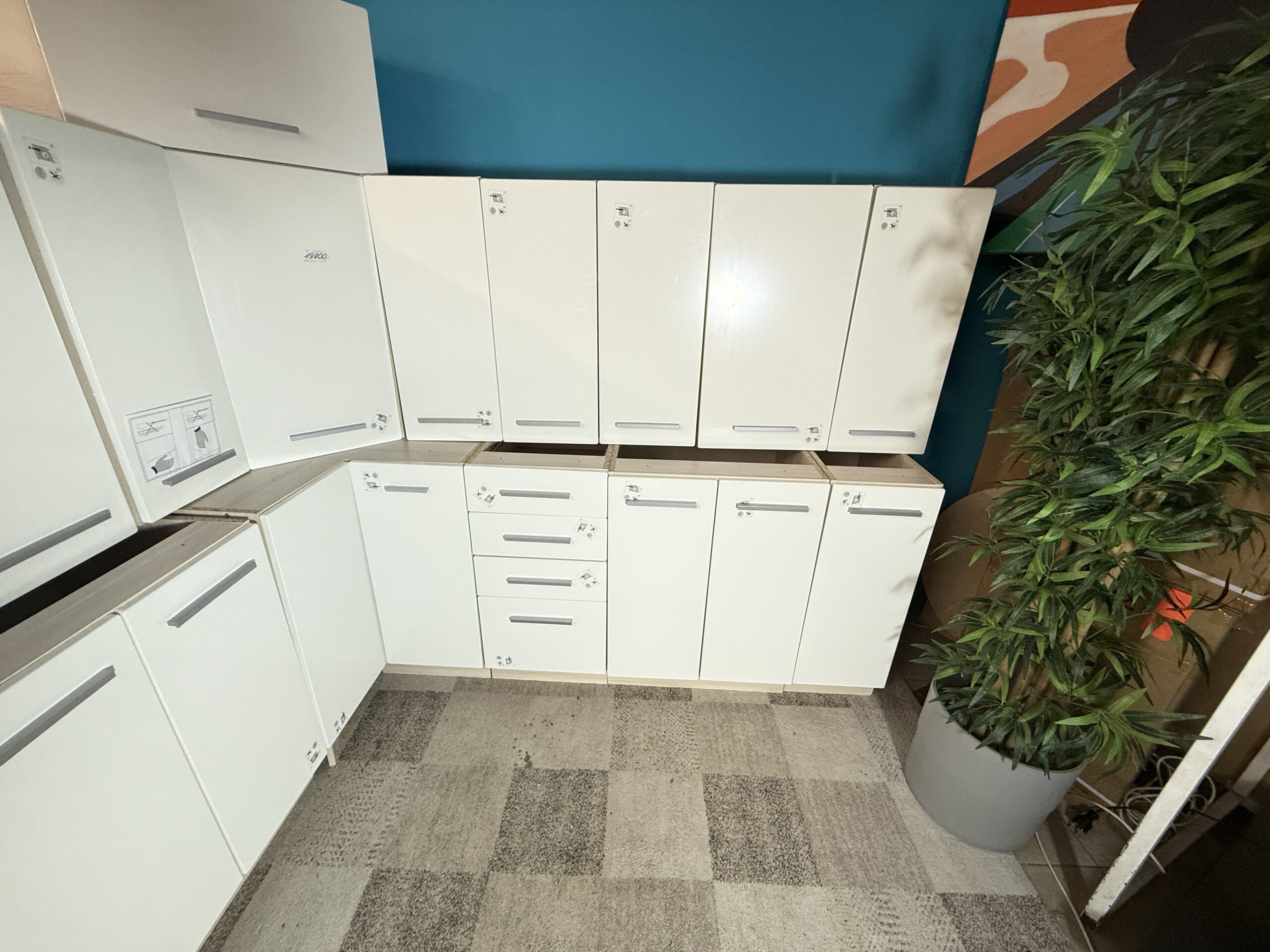 Rohová kuchyňská linka vysoký lesk NOVÁ 2. jakost - Obrázek 3