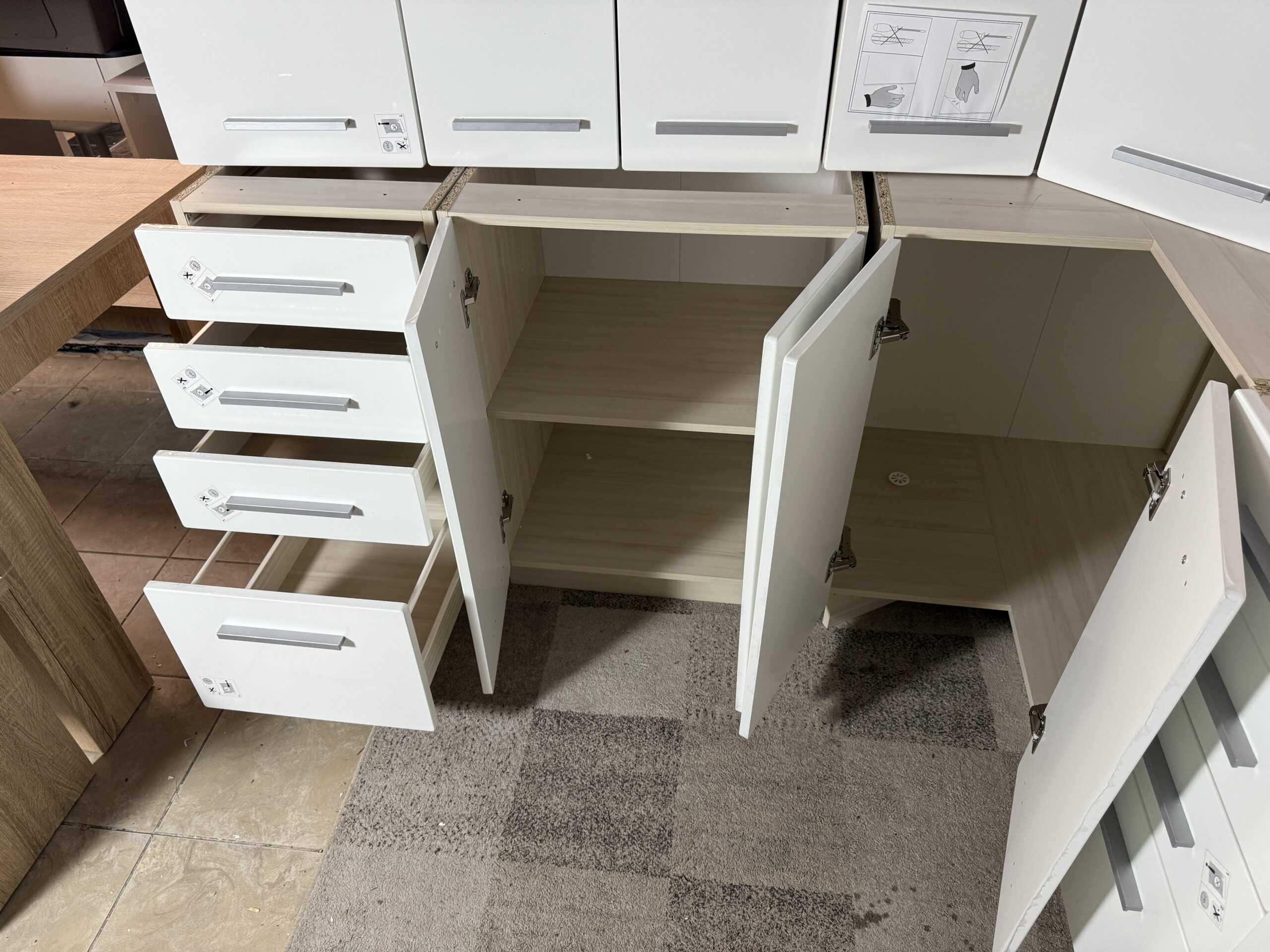 Rohová kuchyňská linka vysoký lesk NOVÁ 2. jakost - Obrázek 6