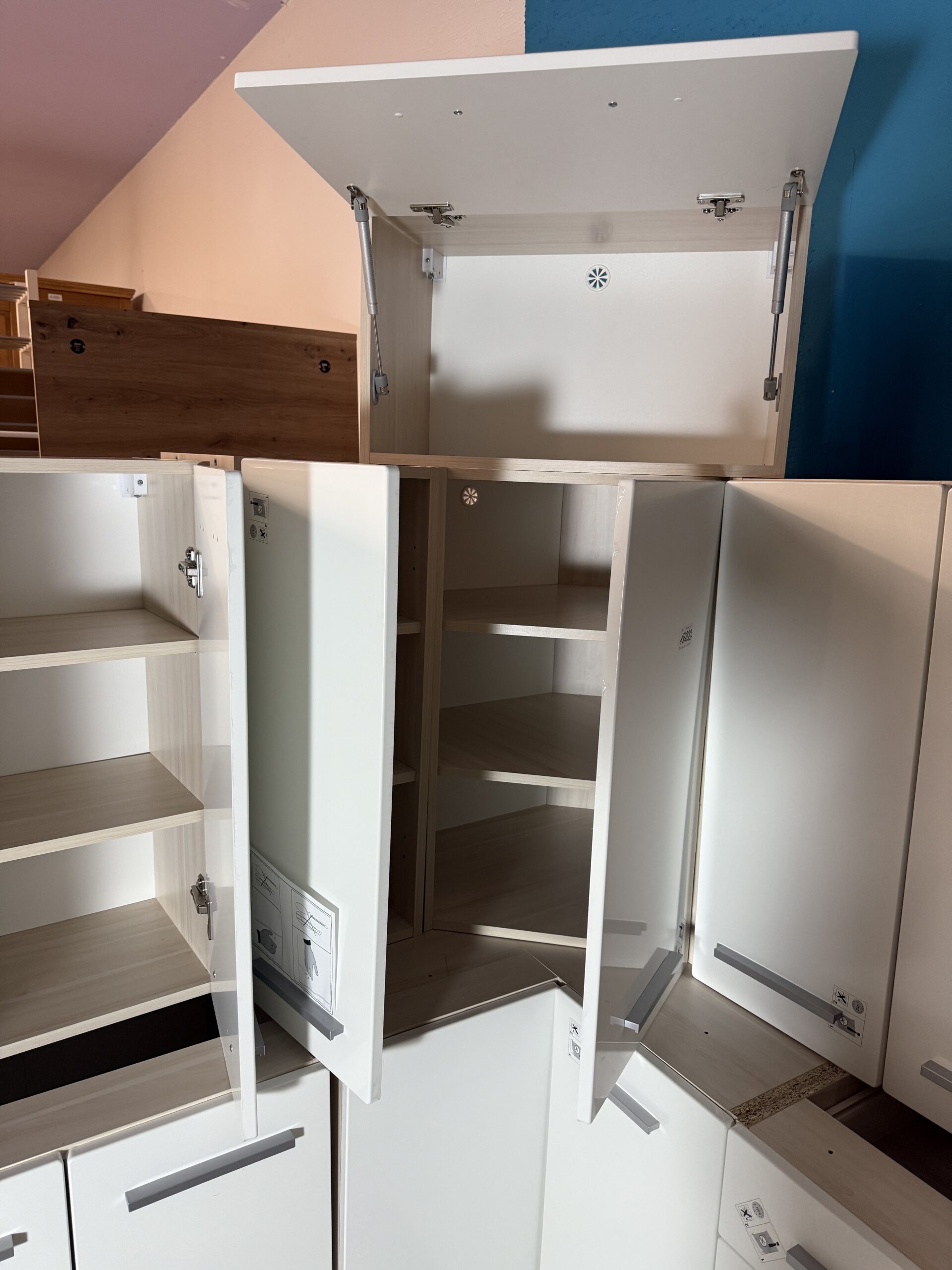 Rohová kuchyňská linka vysoký lesk NOVÁ 2. jakost - Obrázek 7