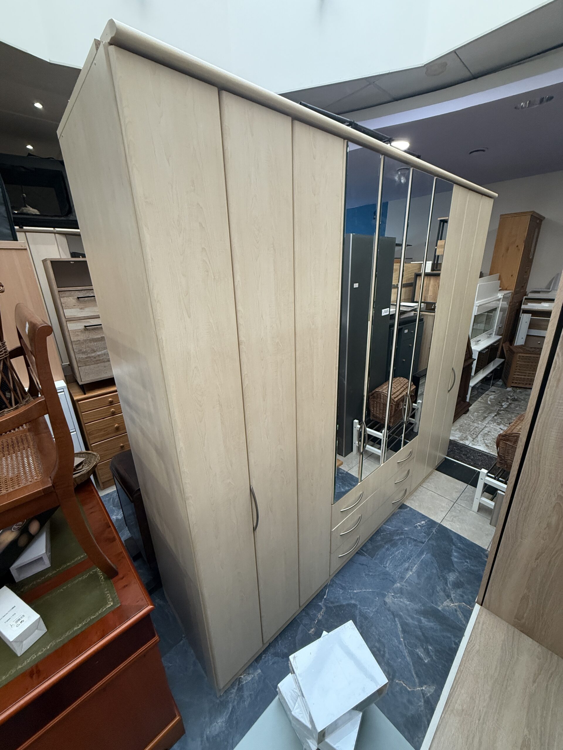 Šatní skříň s šuplíky 250 cm