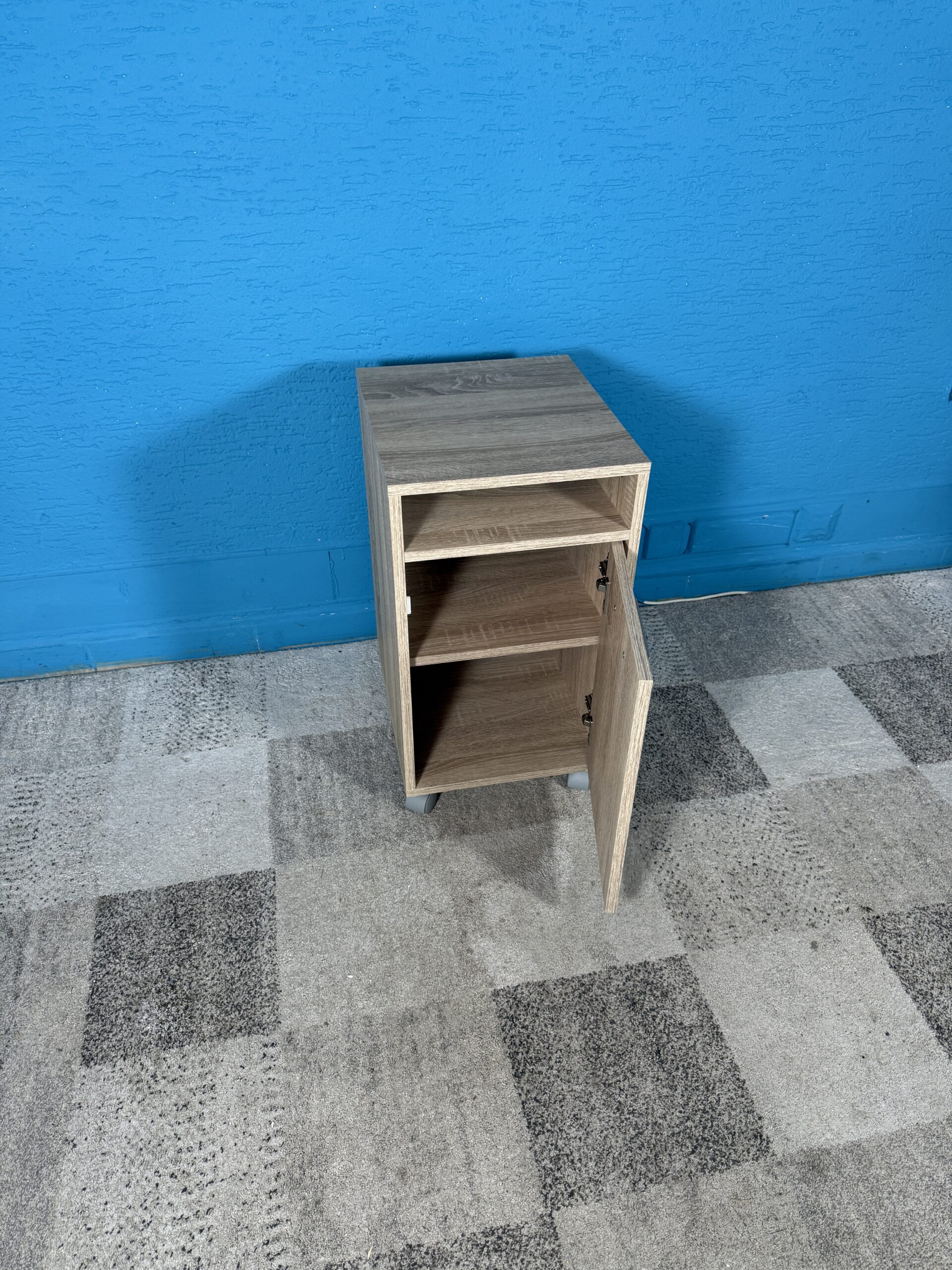 Noční stolek sonoma na kolečkách - Obrázek 3