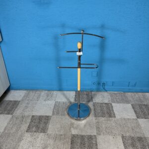 Němý sluha věšák