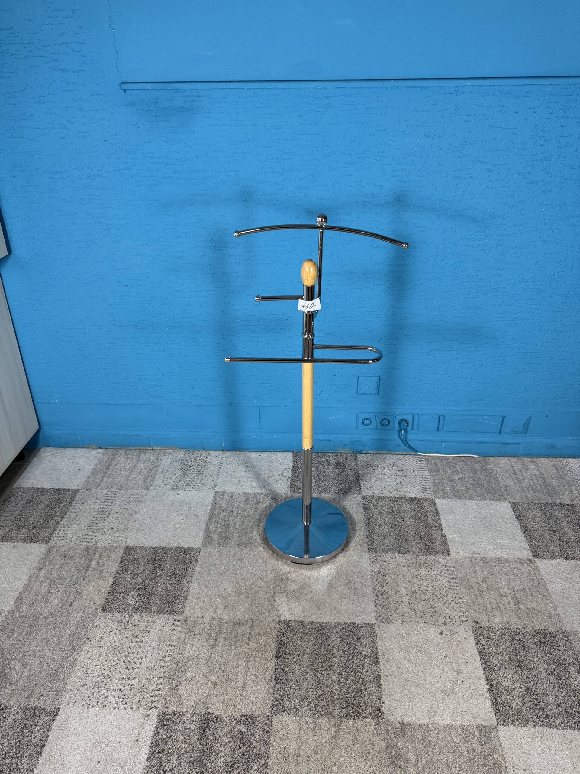 Němý sluha věšák