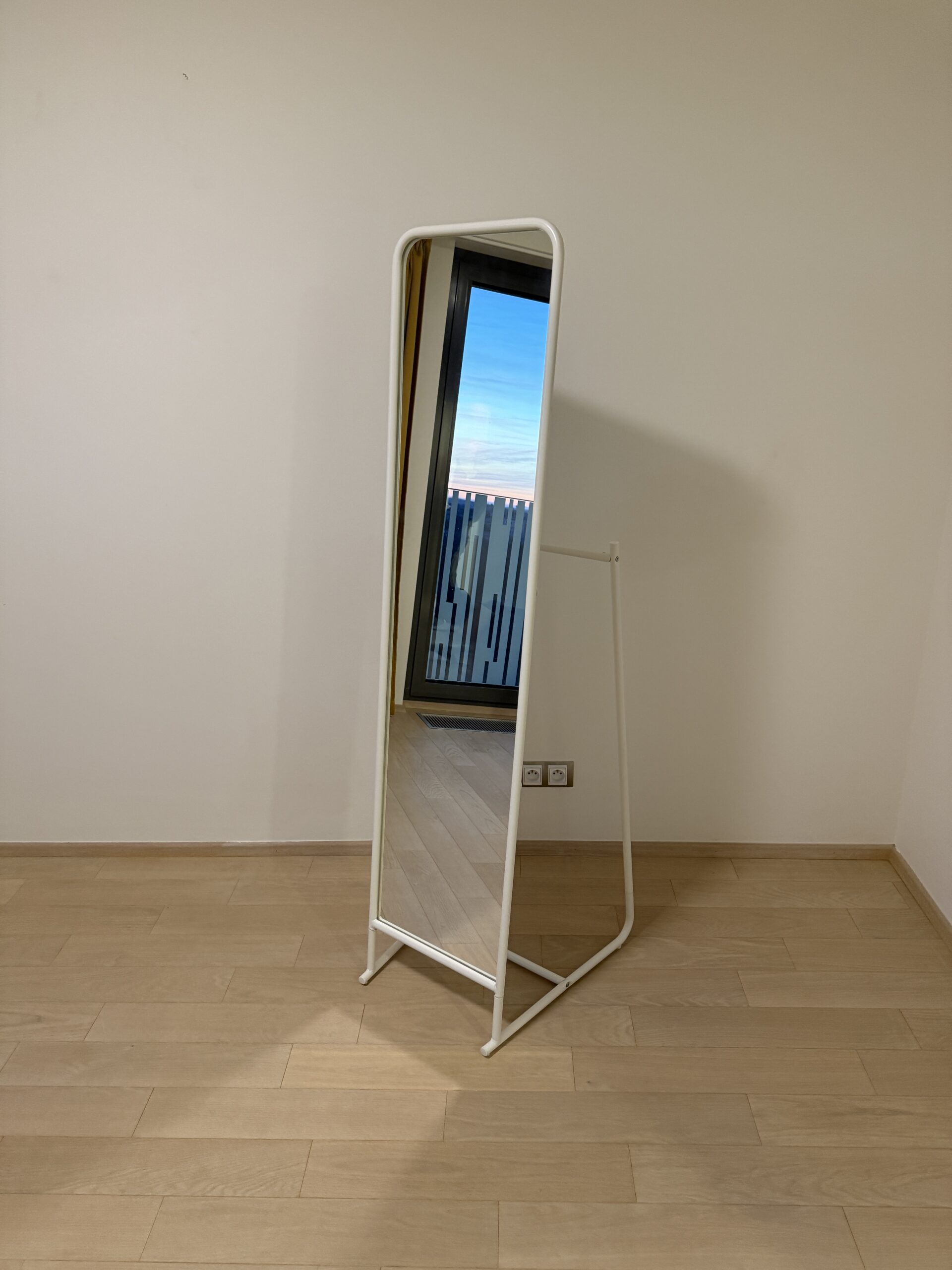 Stojací zrcadlo s věšáky