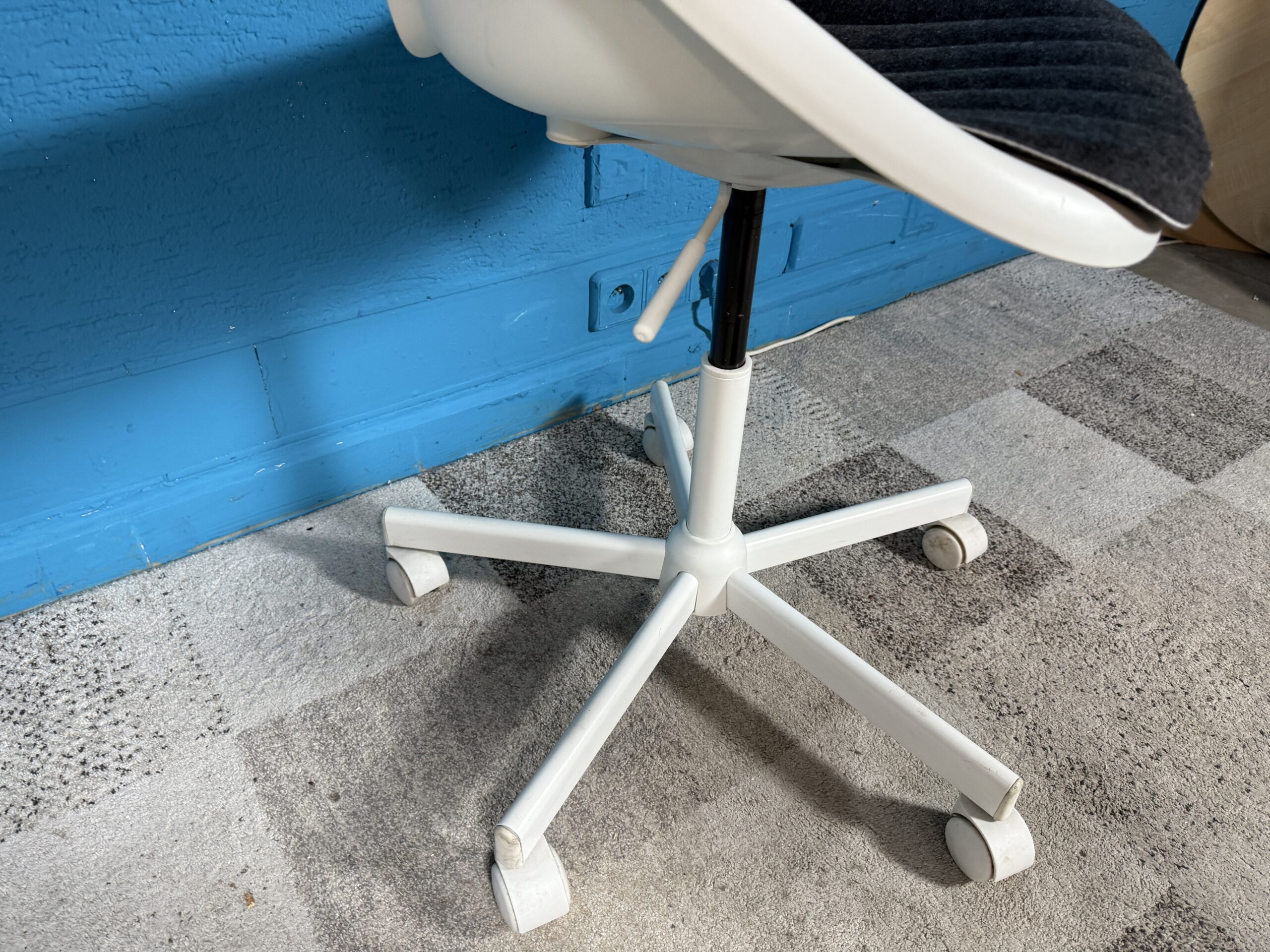 Kolečková židle IKEA plast. LOBERGET 6 kusů - Obrázek 4