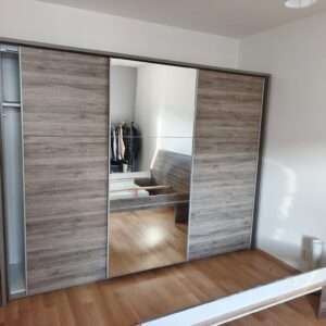 Šatní skříň s posouvacími dveřmi 280 cm