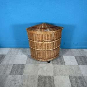 Rohový proutěný koš na prádlo na kolečkách