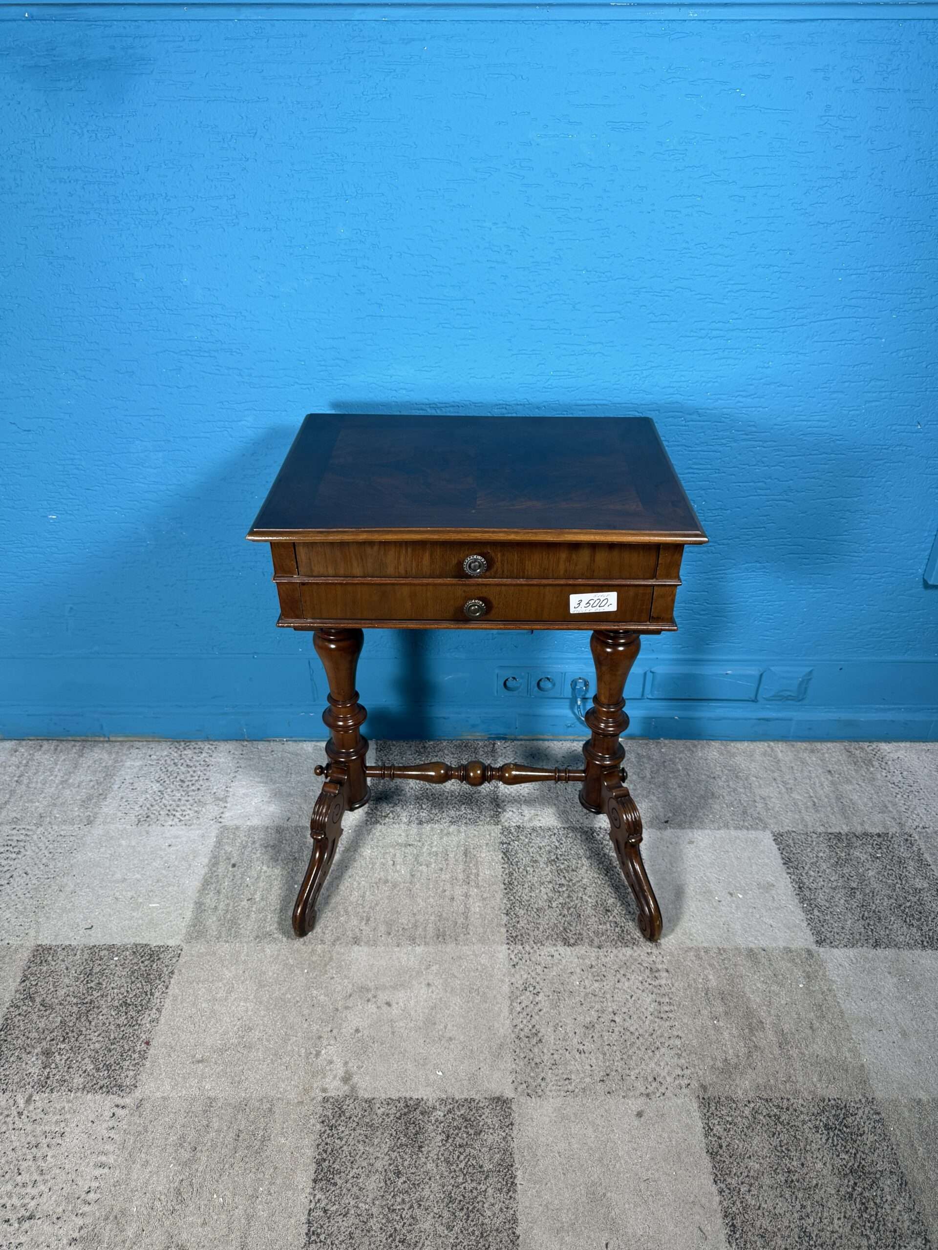 Elegantní starožitný stolek - ořechová dýha