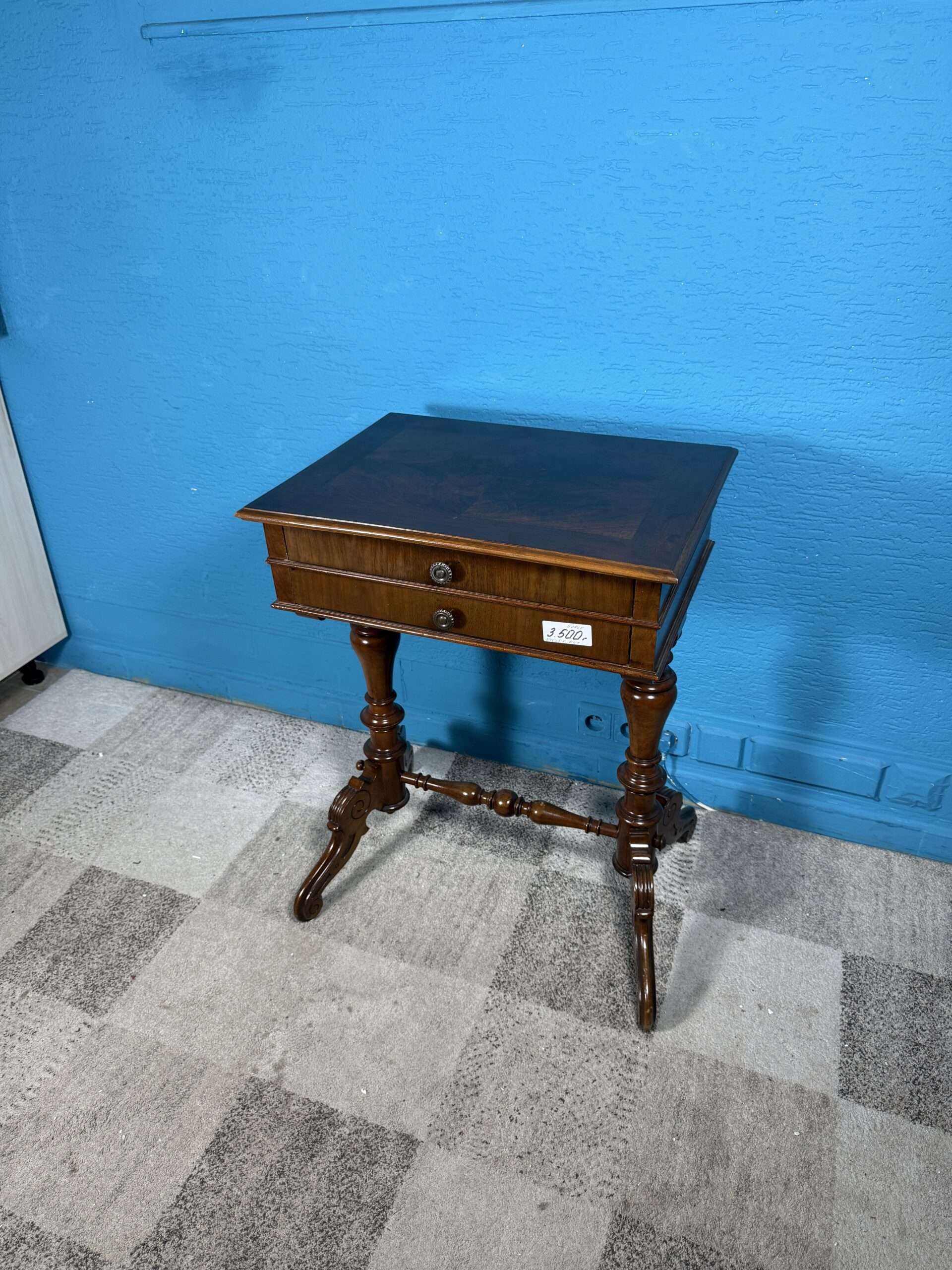 Elegantní starožitný stolek - ořechová dýha - Obrázek 2